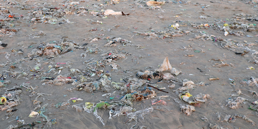 escasez de agua y río contaminado